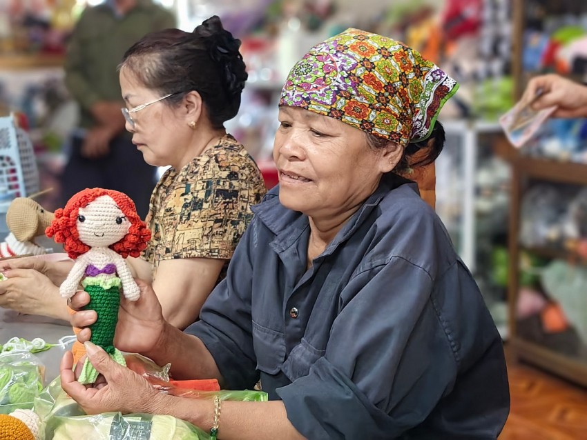 Bà Lý Thị Hải, người Dao Thanh Y, thôn Đồng Chanh bị khuyết tật bẩm sinh. Ảnh: Duy Tùng