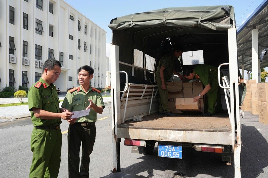 Công an thành phố Huế trang cấp trang phục, bảo đảm điều kiện công tác, nâng cao hiệu quả giữ gìn an ninh, trật tự ở cơ sở.