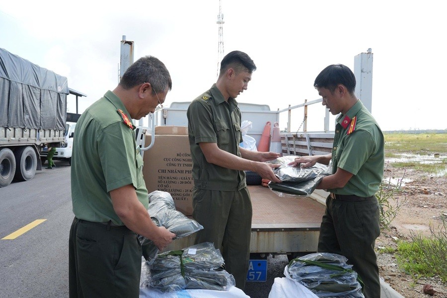 Công an thành phố Huế trang cấp trang phục, bảo đảm điều kiện công tác, nâng cao hiệu quả giữ gìn an ninh, trật tự ở cơ sở.
