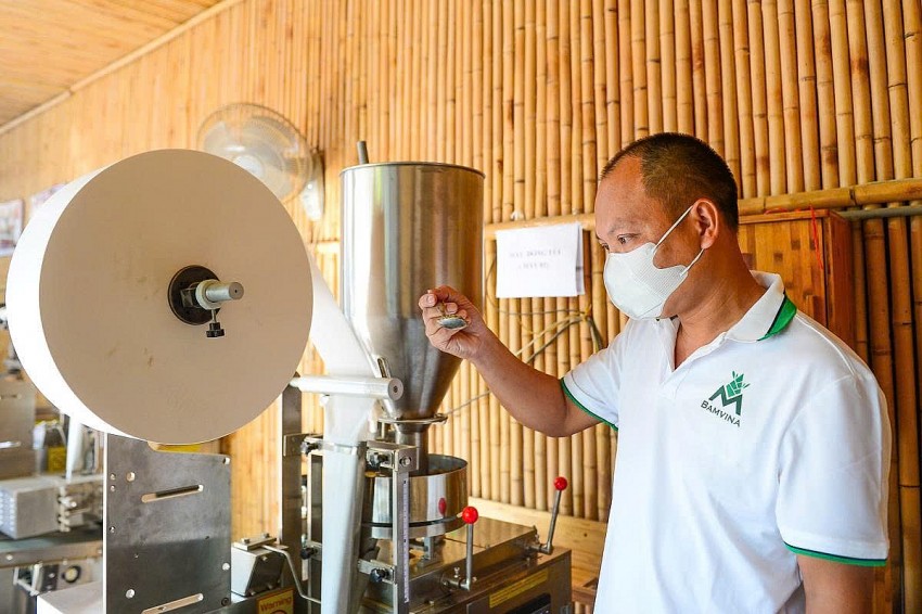 tỉ lệ pha trộn dược liệu sẽ được anh Cường kiểm tra kỹ lưỡng.
