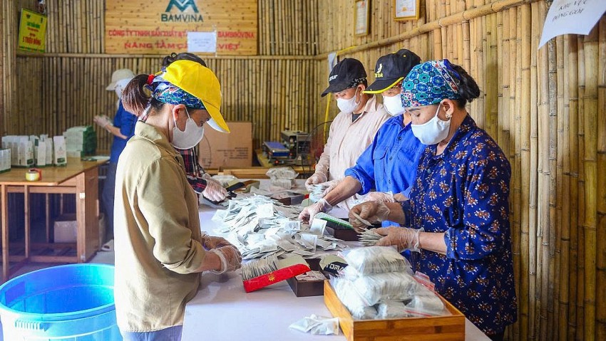 Công nhân sẽ kiểm tra các công đoạn sau khi đóng gói sản phẩm. 