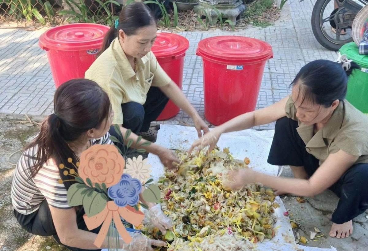 Phụ nữ xã Vinh Lộc ủ phân hữu cơ IMO, sẵn sàng cho vụ rau mới