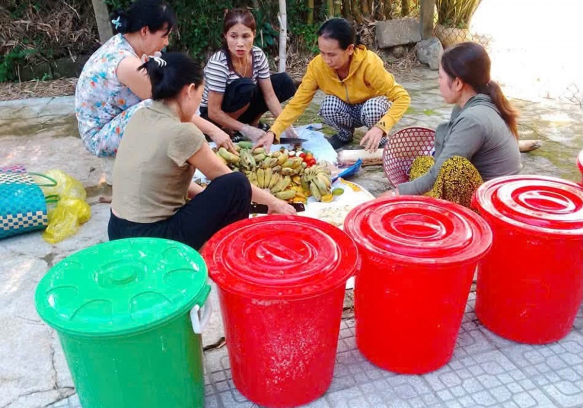 Phụ nữ xã Vinh Lộc ủ phân hữu cơ IMO, sẵn sàng cho vụ rau mới