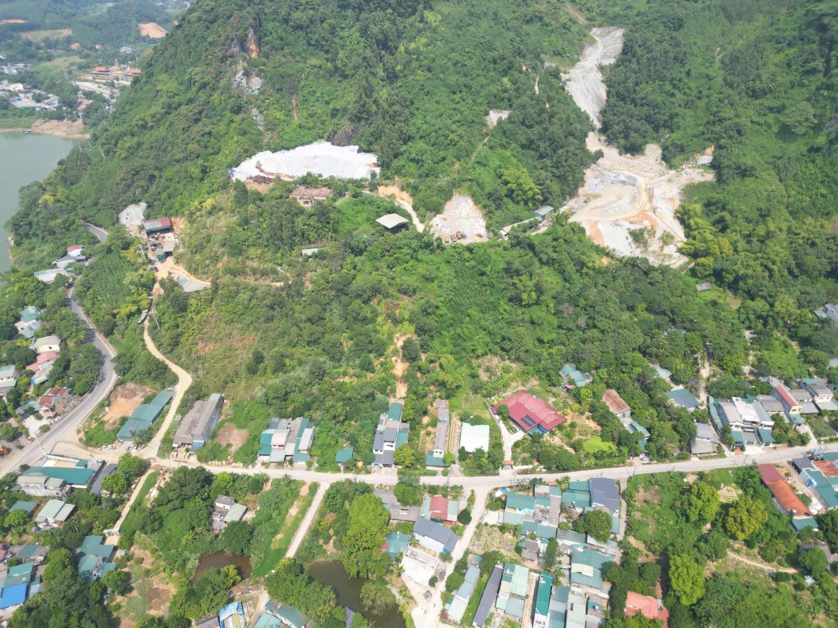 Bãi đá thải mỏ Núi Dùm: Người dân lo ảnh hưởng đất canh tác, nguồn nước
