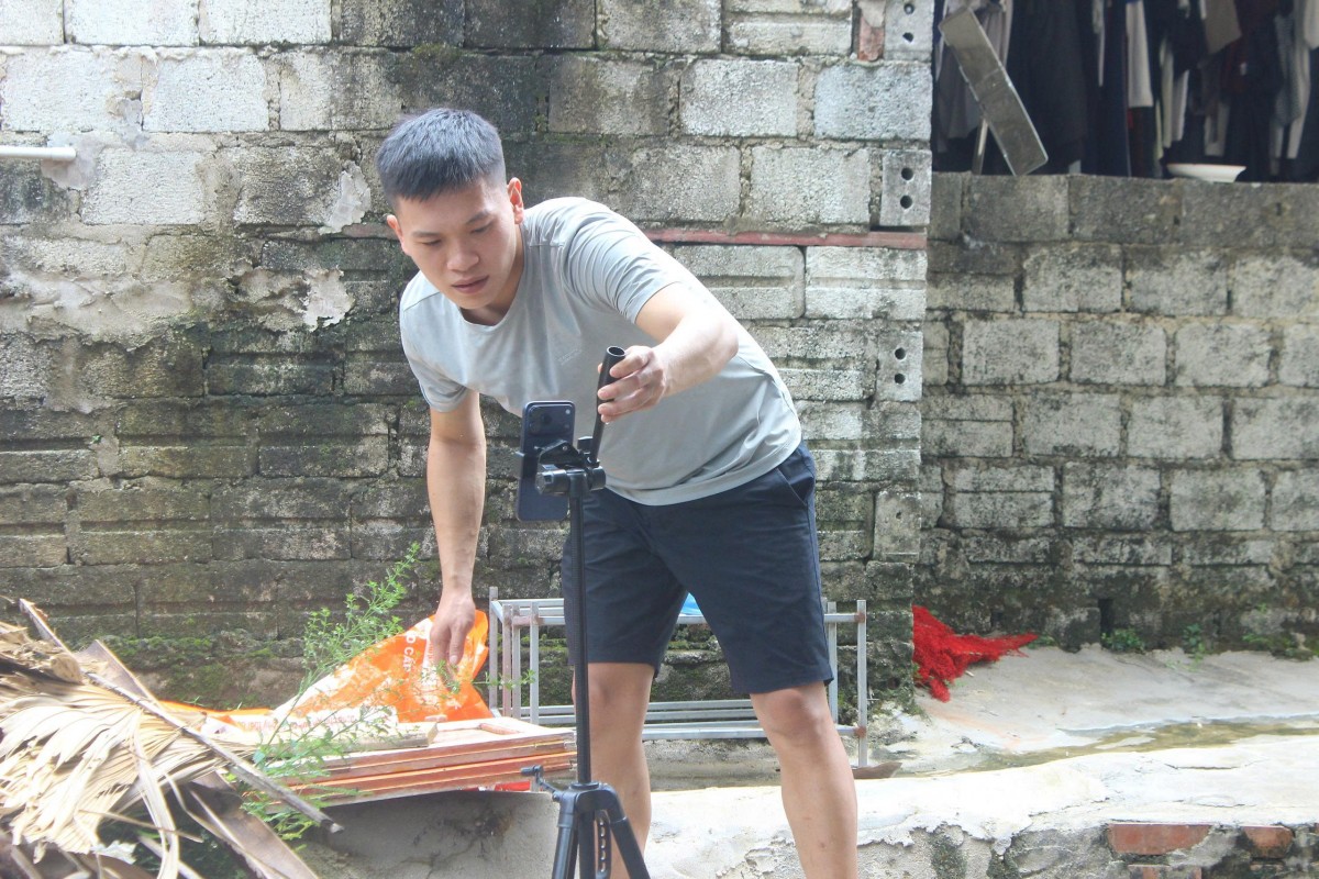 Phước tận dụng mạng xã hội để chia sẻ kinh nghiệm chăm sóc chồn, thiết kế chuồng trại và những bài học thực tế.