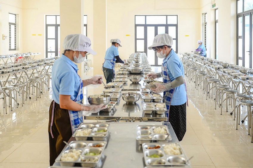 Thức ăn nóng hổi sẽ được nhân viên cấp dưỡng của nhà trường bày biện ra trước 10 phút trước khi học sinh vào ăn. 