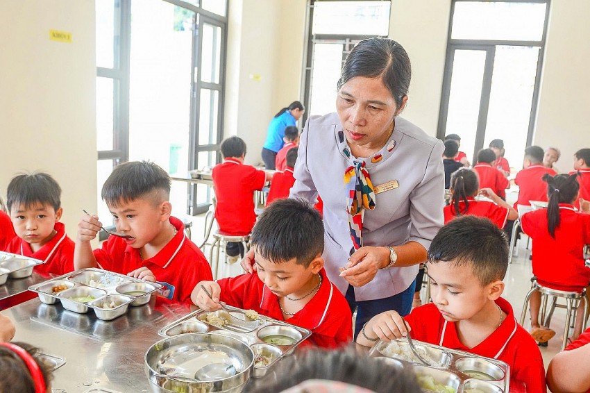 Mỗi học sinh, giáo viên đều thấy ấm lòng khi được học tập, ăn uống trong ngôi trường mới khang trang. 