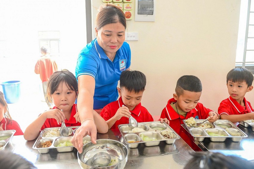 Các cô giáo sẽ trông các em học sinh và phụ giúp trong việc lấy thêm cơm, đồ ăn, canh cho các học sinh. 