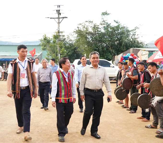 Ủy viên Trung ương Đảng, Bí thư Tỉnh ủy Hồ Văn Niên tham dự Lễ hội sâm Ngọc Linh và phiên chợ hàng Việt về xã Măng Ri năm 2026.