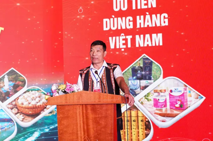 Ông Phạm Xuân Quang - Chủ tịch UBND xã Măng Ri phát biểu khai mạc lễ hội.