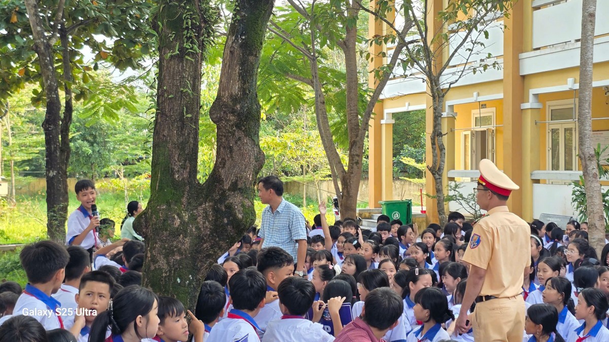 CSGT Tp Huế giáo dục pháp luật vun đắp môi trường học đường an toàn, lành mạnh