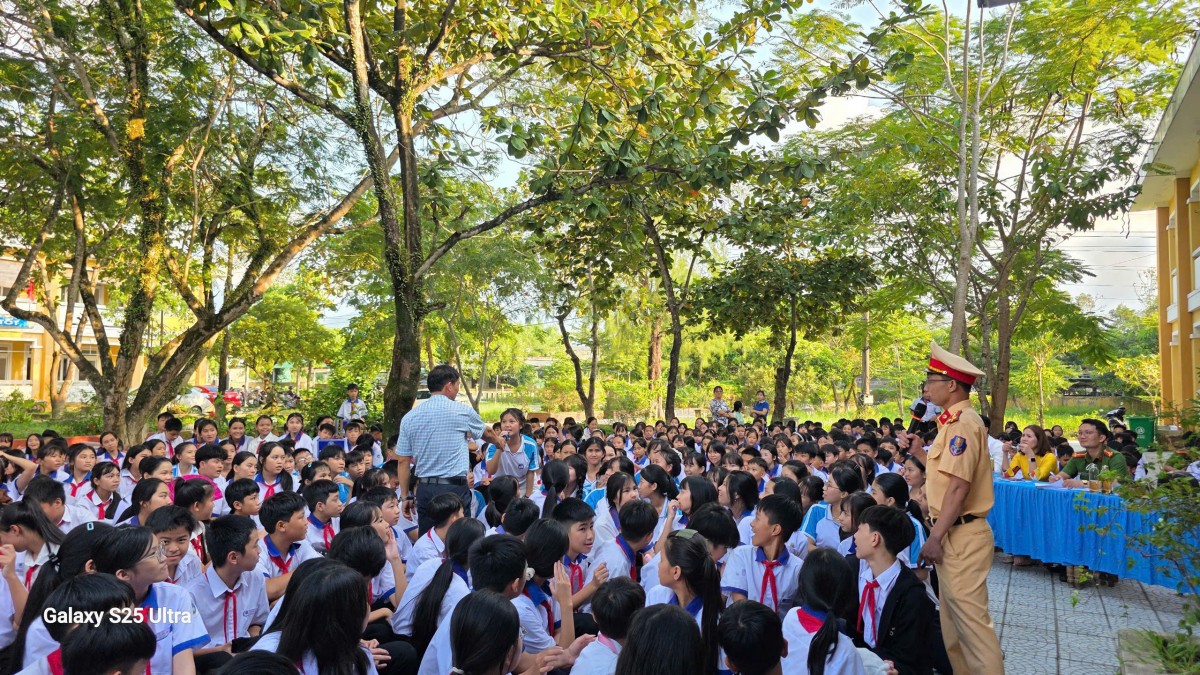 CSGT Tp Huế giáo dục pháp luật vun đắp môi trường học đường an toàn, lành mạnh