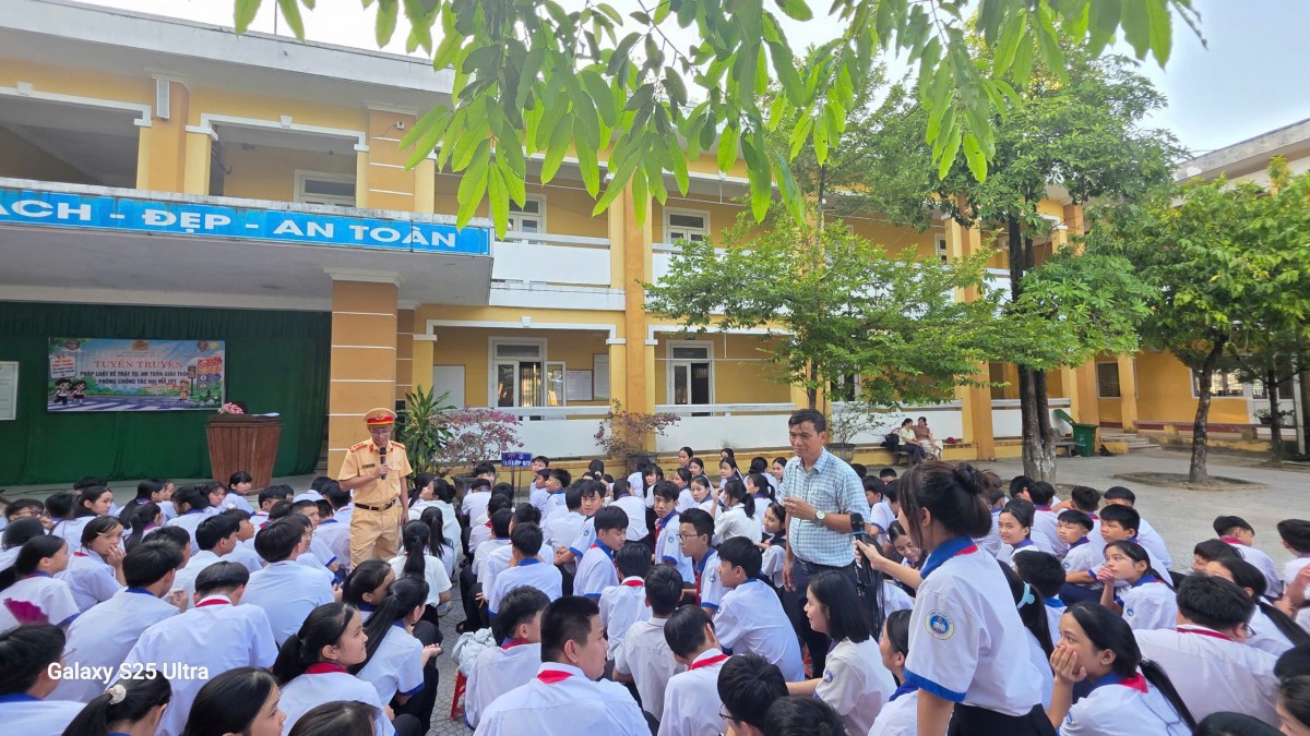 CSGT Tp Huế giáo dục pháp luật vun đắp môi trường học đường an toàn, lành mạnh
