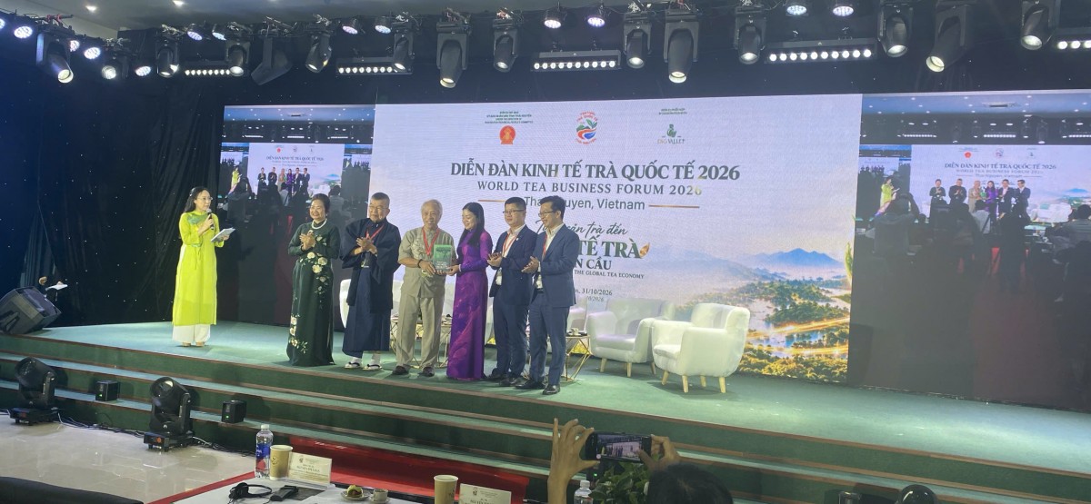 Tác giả cuốn sách “5.000 năm Văn minh Trà Việt” trao tặng sách cho bà Nguyễn Thị Loan, Phó Chủ tịch Ủy ban nhân dân tỉnh Thái Nguyên, tại phiên bế mạc diễn đàn.