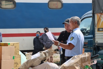 Phát hiện lượng lớn hàng hóa nghi nhập lậu tại Ga Hà Nội