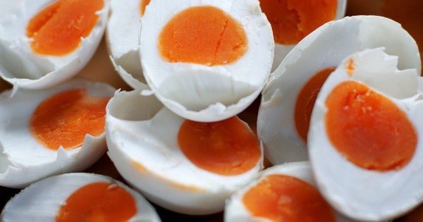 4 tác dụng của trứng muối với sức khỏe, ăn thế nào là đúng cách?